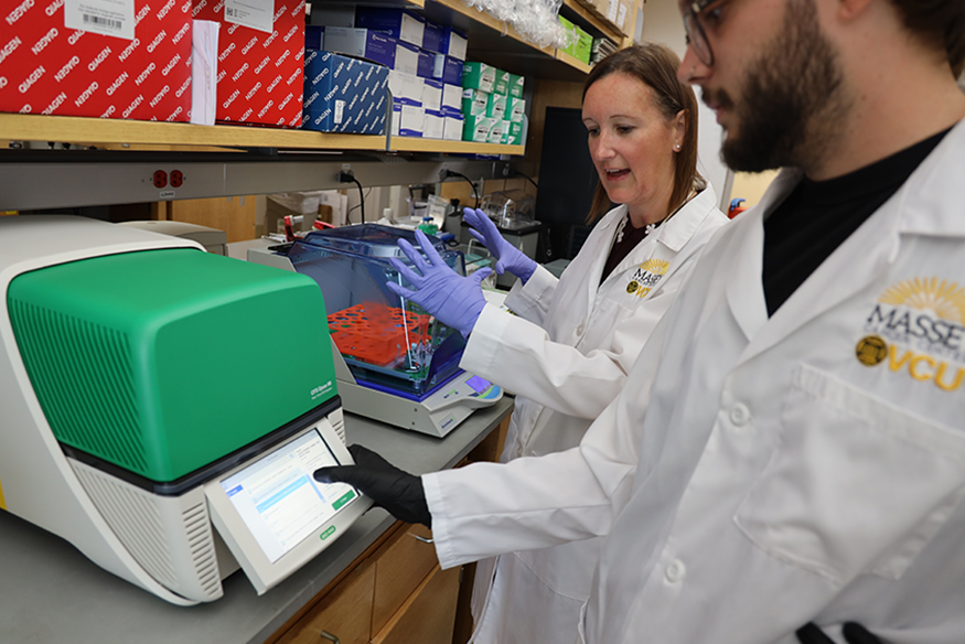 Victoria Findlay (back) and student in the laboratory