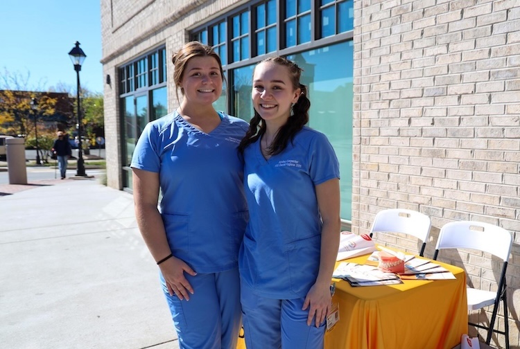 VCU dental hygiene students team up with VCU Health Hub at 25th to improve dental health